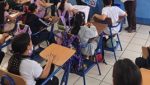 Personal de salud administrando dosis de desparasitante e impartiendo pláticas sobre higiene a niños de primaria en Granados, Baja Verapaz.