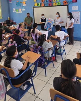Personal de salud administrando dosis de desparasitante e impartiendo pláticas sobre higiene a niños de primaria en Granados, Baja Verapaz.