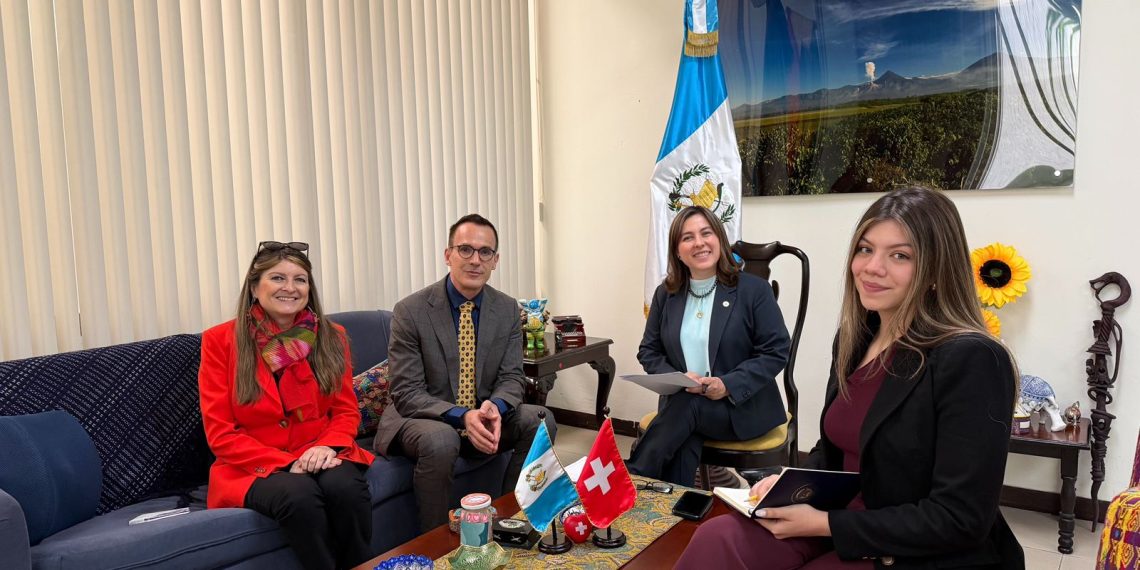 La directora general de Relaciones Internacionales Bilaterales del MINEX junto al embajador designado de la Confederación Suiza, Lukas Rosenkranz.