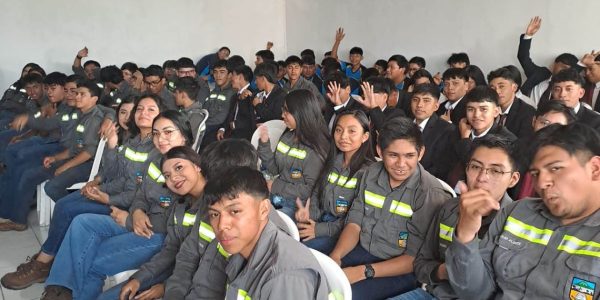 Estudiantes del Instituto Tecnológico Empresarial de La Antigua Guatemala participando en la capacitación sobre prevención e identificación del gusano barrenador.