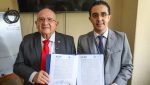 Representantes del Ministerio de Salud y de la Universidad Internaciones firmando un convenio de cooperación interinstitucional para la formación médica.