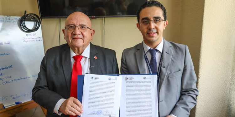 Representantes del Ministerio de Salud y de la Universidad Internaciones firmando un convenio de cooperación interinstitucional para la formación médica.