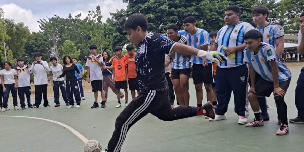 Estudiantes participando en competencias de atletismo y actividades físicas dentro de las instalaciones del Campo Marte