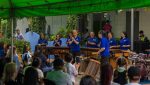 Integrantes de la Marimba Femenina de Concierto ejecutando el instrumento nacional frente a cientos de niños durante una jornada educativa.
