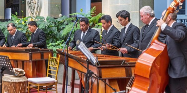 Integrantes de la marimba nacional interpretando piezas patrias durante el concierto inaugural del Guatemala Marimba Fest 2026 en el Palacio Nacional de la Cultura.