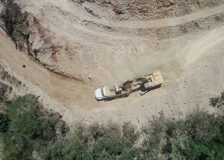 Maquinaria pesada ejecutando trabajos de pavimentación y conformación sobre la ruta Chitomax – Pacaní – Cubulco en Baja Verapaz.