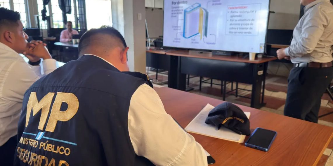 Personal del Ministerio Público asistiendo a un taller de capacitación técnica impartido por especialistas de la Dirección General de Aeronáutica Civil.