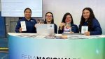Personal del Ministerio de Trabajo y Previsión Social orientando a jóvenes sobre oportunidades formativas durante la Feria Nacional de Becas 2026.