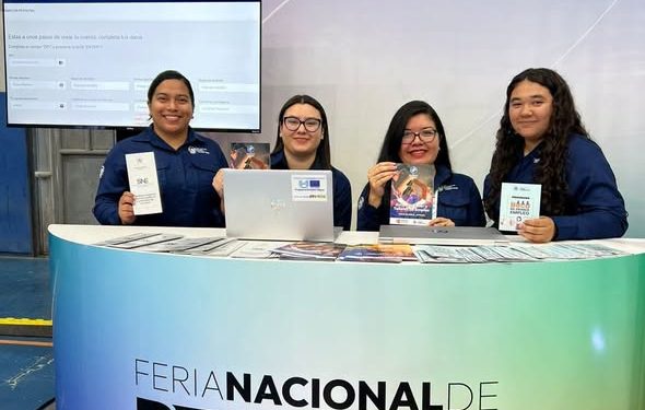 Personal del Ministerio de Trabajo y Previsión Social orientando a jóvenes sobre oportunidades formativas durante la Feria Nacional de Becas 2026.