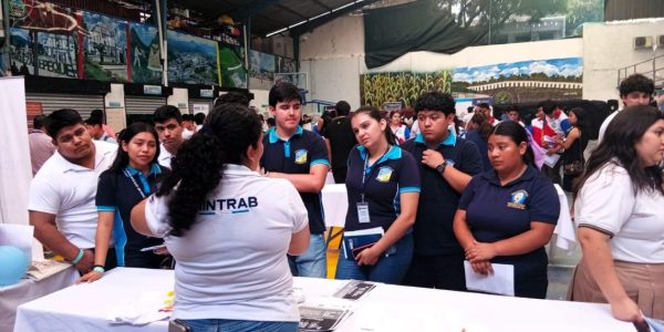 Jóvenes participando en los talleres de orientación laboral impartidos por especialistas del Ministerio de Trabajo y Previsión Social.