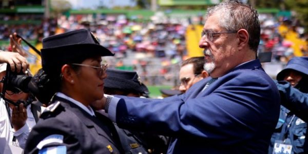 El presidente Bernardo Arévalo y autoridades de Gobernación durante la ceremonia de graduación e incorporación de nuevos agentes de la PNC.