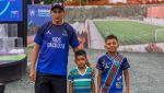 Niños y jóvenes de Los Amates, Izabal, participando en entrenamientos de fútbol en las nuevas instalaciones deportivas.