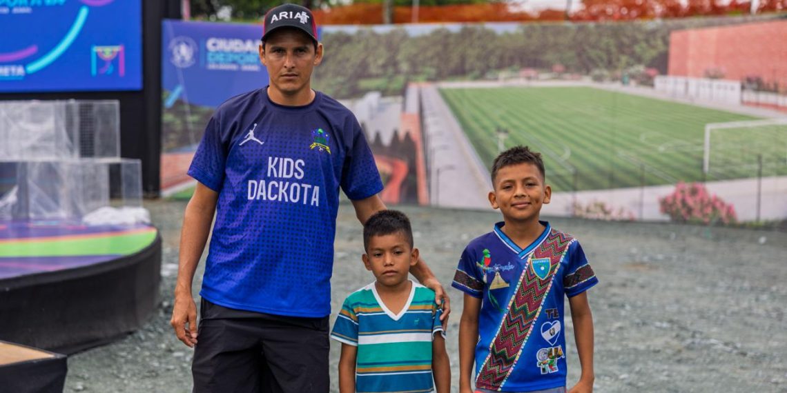 Niños y jóvenes de Los Amates, Izabal, participando en entrenamientos de fútbol en las nuevas instalaciones deportivas.