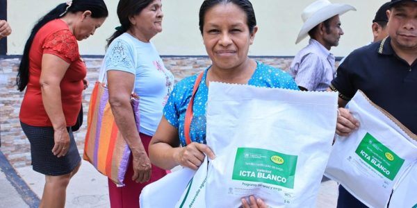 Autoridades del MAGA e ICTA junto a productores agrícolas durante la liberación oficial de la nueva variedad de sorgo ICTA Blanco en Estanzuela, Zacapa.