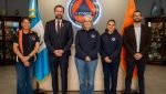 Representantes de la Secretaría Ejecutiva de la CONRED y la Organización Internacional para las Migraciones durante una reunión de trabajo para la gestión de riesgos.