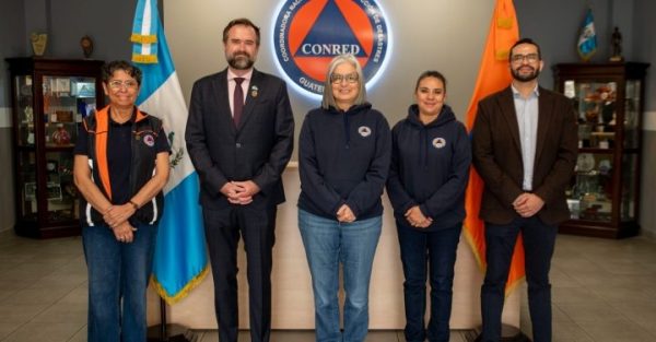 Representantes de la Secretaría Ejecutiva de la CONRED y la Organización Internacional para las Migraciones durante una reunión de trabajo para la gestión de riesgos.