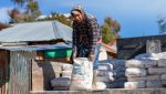 Entrega de materiales de construcción para reemplazar pisos de tierra por cemento en San José Ojetenam, San Marcos.