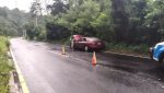 Brigadas de PROVIAL atendiendo una emergencia por desprendimiento de rocas e intensas lluvias sobre una carretera nacional.