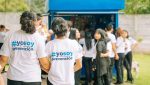 Jóvenes y adultos participando en clases del Programa Pirámide en un centro comunitario de educación extraescolar.