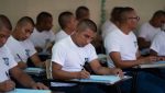 Aspirantes a agentes de la Policía Nacional Civil durante su instrucción integral en la academia policial.