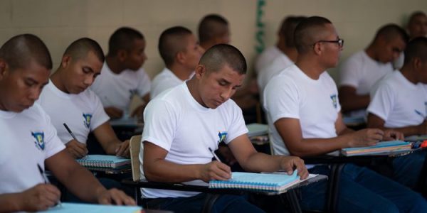 Aspirantes a agentes de la Policía Nacional Civil durante su instrucción integral en la academia policial.