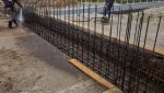 Cuadrillas de trabajo realizando la fundición de las bases de concreto para la instalación del puente Bailey en el sector de Güijo, kilómetro 111 de la CA-9 Norte.