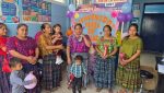 Personal de salud impartiendo una charla educativa sobre planificación familiar a madres de familia en Purulhá, Baja Verapaz.