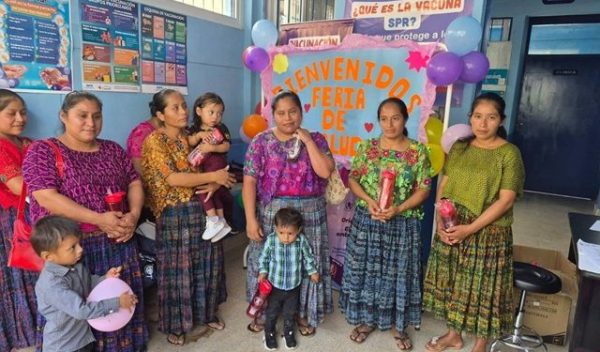 Personal de salud impartiendo una charla educativa sobre planificación familiar a madres de familia en Purulhá, Baja Verapaz.