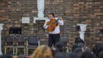 Integrantes del Quinteto Xocomil interactuando con estudiantes durante la presentación de su concierto didáctico.