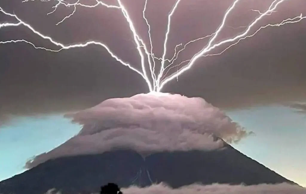 Rayo cerca del cráter del volcán Acatenango, en el complejo con el Volcán de Fuego, durante actividad eruptiva en Guatemala