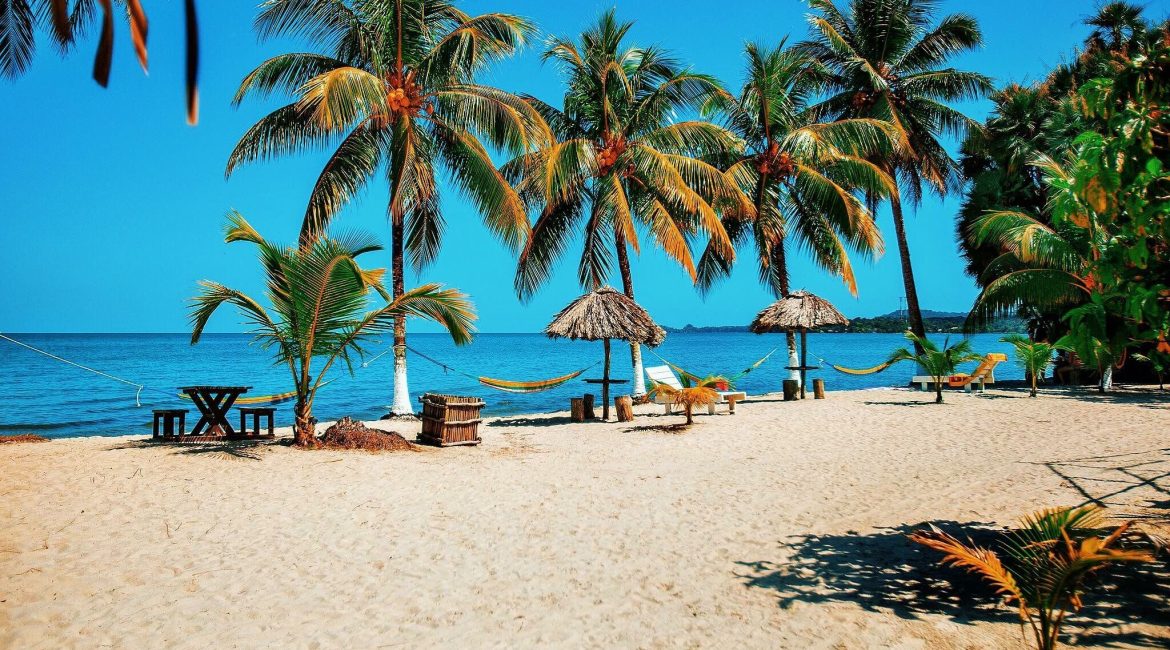 Integrantes de la red turística Paraísos del Caribe en Livingston, Izabal, durante actividades de turismo comunitario y conservación de manglares