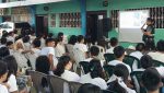 Estudiantes de nivel básico y diversificado de Río Dulce participando en una charla informativa impartida por personal de DIPESCA y MAGA sobre normas pesqueras.