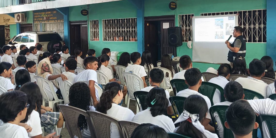 Estudiantes de nivel básico y diversificado de Río Dulce participando en una charla informativa impartida por personal de DIPESCA y MAGA sobre normas pesqueras.