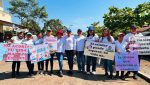 Jóvenes estudiantes de Retalhuleu participando dinámicamente en una charla sobre salud integral impartida por personal de salud.