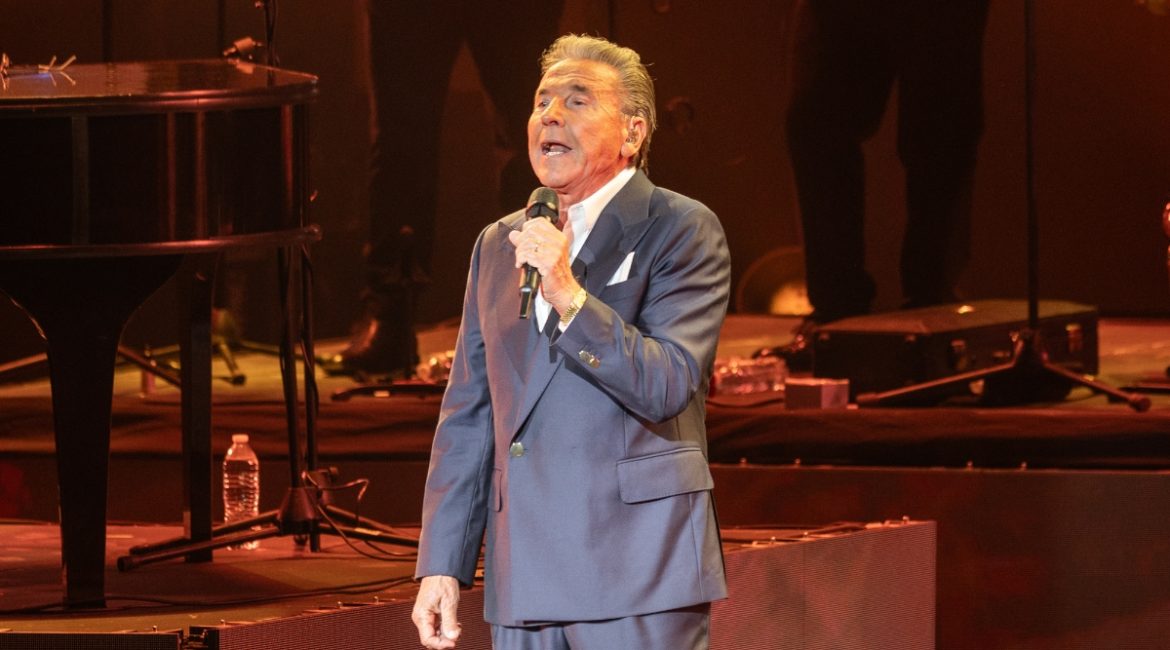 Ricardo Montaner cantando en un concierto con micrófono de pie; promoción de El último regreso tour en Forum Majadas, Guatemala