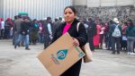 Familias de Ixchiguán trasladando insumos y filtros para mejorar el agua de consumo en sus viviendas.