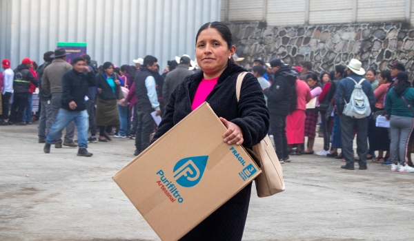 Familias de Ixchiguán trasladando insumos y filtros para mejorar el agua de consumo en sus viviendas.