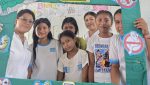 Médicos y enfermeros del Ministerio de Salud atendiendo a niños estudiantes durante la jornada integral de salud escolar en Tierra Blanca, Sayaxché, Petén.