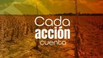Personal técnico instalando sistemas de reserva hídrica e inspeccionando fuentes de agua para prevenir la sequía.