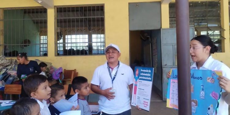 Personal médico y de enfermería atendiendo a estudiantes durante las jornadas integrales de salud escolar en un centro educativo de Suchitepéquez.