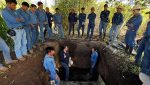 Autoridades agrícolas y estudiantes supervisando las técnicas de manejo de suelo e irrigación en la parcela demostrativa de la ENCA.