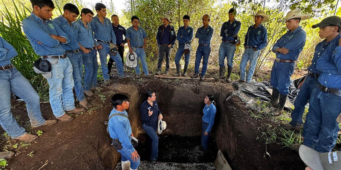 Autoridades agrícolas y estudiantes supervisando las técnicas de manejo de suelo e irrigación en la parcela demostrativa de la ENCA.