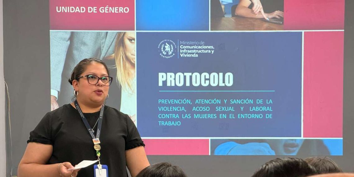 Colaboradores de Fopavi asistiendo a la capacitación sobre prevención de acoso laboral impartida por la Unidad de Género del CIV.