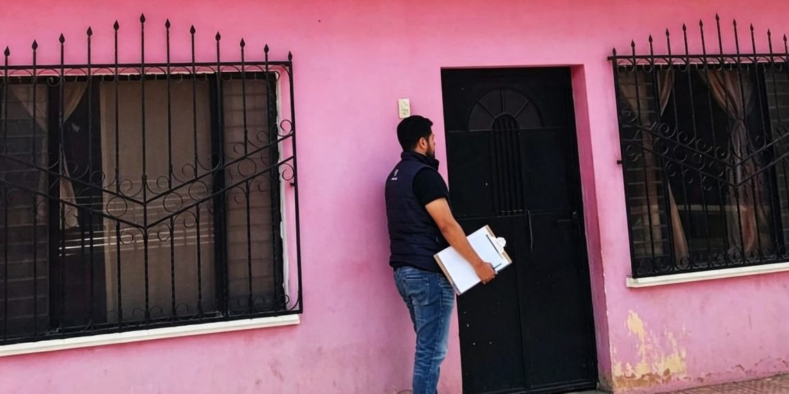Personal de la Uncosu supervisando las instalaciones y la señal de televisión por cable en un municipio de Jutiapa.