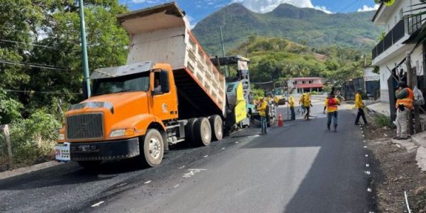 Trabajadores realizando labores de infraestructura vial en una calle de Concepción Las Minas, Chiquimula.
