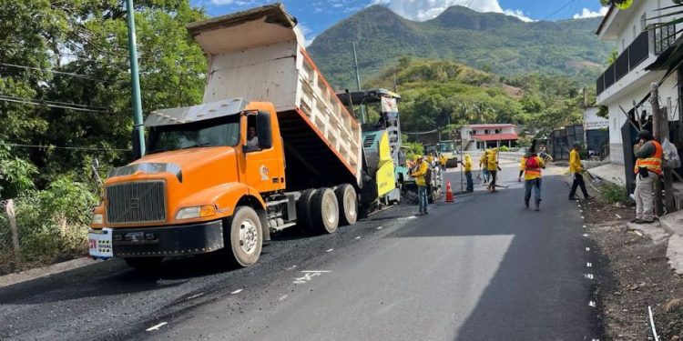 Trabajadores realizando labores de infraestructura vial en una calle de Concepción Las Minas, Chiquimula.