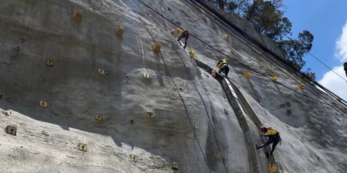 Maquinaria pesada y personal técnico ejecutando trabajos de estabilización de taludes y mantenimiento en la cuesta de Villalobos.