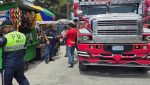 Agentes de tránsito e inspectores de transporte realizando operativos de control y verificación en unidades colectivas en Quetzaltenango.