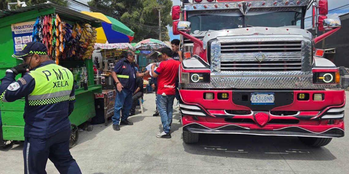 Agentes de tránsito e inspectores de transporte realizando operativos de control y verificación en unidades colectivas en Quetzaltenango.