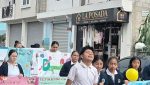 Personal del Ministerio de Salud aplicando vacunas y entregando desparasitantes a estudiantes en una escuela de Quetzaltenango.